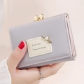 Petit portefeuille gris clair pour femme avec fermoir doré et détail de perle - Mauve Clair