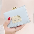 Petit portefeuille bleu clair à trois volets avec perle et étiquette sur cuir PU - Bleu Clair