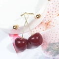 Pendientes de cereza roja con tallos dorados sobre un fondo decorativo blanco fresco - Pequeño / Rojo Oscuro