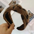 Nahaufnahme vom Plüsch-Haarreif mit Leopardenmuster, breitem Knoten und weichem Stoff - Dunkelkhaki Punktiert (Unverpackte Enden)