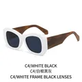 Moderne weiße Sonnenbrille mit dunkelgrauen Gläsern und Bügeln in Schildpatt-Optik - Weißer Rahmen Dunkelgraue Gläser
