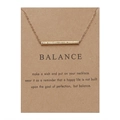 Detailopname van gouden staafhanger ketting op Balance wenskaart met inspiratie - Gouden Balans Bar Hanger Ketting (NC18Y0305)