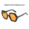 Gafas de sol hexagonales negras con lentes amarillas y remaches dorados de moda - Montura Negra Lentes Amarillas