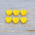 Gelbe Harz-Herzperlen mit Glitzer für Schmuckherstellung, 6er-Pack Bastelzubehör - 12mm (Mit 1,5mm Loch) / Gelb