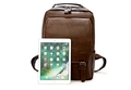 Mochila de cuero PU marrón oscuro con textura de lichi junto a un iPad como referencia - Marrón (Correa Ancha de Malla de Esponja)