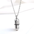 Poliertes Edelstahl Kapsel Anhänger Halskette mit Kreuz Design auf silberner Gliederkette - Silberner Anhänger mit Kette