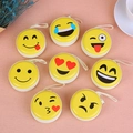 Runder gelber Emoji-Geldbeutel mit verschiedenen Gesichtsausdrücken und Reißverschluss - Smiley