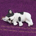 Schlafende französische Bulldogge Auto-Ornament Figur in Schwarz und Weiß für Innenräume - Gefleckt Schwarz-Weiß Seitenposition