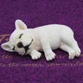 Schlafende Französische Bulldogge Auto-Ornament aus cremeweißem Harz mit Pfotendetails - Beige Seitenposition