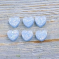 Hellblaue herzförmige Kunstopal-Harzperlen mit irisierendem Glitzer auf hellem Holz - 12mm (Mit 1,5mm Loch) / Himmelblau