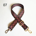 Detail van de schouderband in etnische stijl met gouden metalen karabijnsluitingen - Rood Zwart Wit Geometrisch Jacquard (07) / Gunmetal Gesp