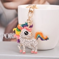 Dettaglio di portachiavi unicorno con strass brillanti e criniera arcobaleno su tazza bianca - Colorato