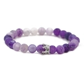 Détail de perles en pierre volcanique violette avec une breloque couronne argentée - Pierre Vieillie Blanc K