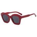 Occhiali da sole rossi cat-eye moderni con montatura geometrica spessa e lenti - Montatura Rossa Lenti Grigie