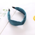 Gros plan d'un serre-tête large en satin vert foncé avec un détail de nœud torsadé - Vert Paon