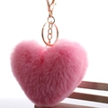 Dettaglio del portachiavi a cuore in pelliccia sintetica rosa con gancio oro rosa - Rosa Chiaro
