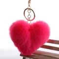 Portachiavi a cuore in peluche fucsia con anello dorato su panca in miniatura - Rosa