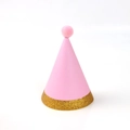 Gorro de cumpleaños rosa en forma de cono con borde dorado brillante y pompón rosa suave - Gorro Rosa Con Borde Dorado Grueso y Pompon