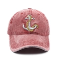 Dettaglio del ricamo dell'ancora su un cappellino da baseball vintage in cotone lavato - Regolabile / Borgogna