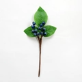 Künstlicher Blaubeerzweig mit realistischen blauen Beeren und grünen Blättern auf weiß - Großes Blatt / Blau und Weiß