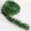 Künstliche PVC Kiefernnadel Girlande in Dunkelgrün für die Weihnachtsdekoration zu Hause - 5.2m / 5cm Breit / Grün