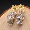 Boucles d'oreilles lotus doré avec perles baroques et cristaux sur support bois - Boucles d'Oreilles Pendantes Fleur Dorée et Perle