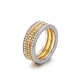 Anillo moderno de tres capas con bandas de oro y plata y microcirconitas pavimentadas - US 7 / Bicolor (Oro y Plata)