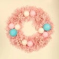 Ghirlanda natalizia rosa macaron con palline glitterate e decorazioni festive in PVC - 30cm