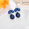 Zilveren oorbellen met diepblauwe druppelstenen en witte ronde zirkonia-accenten - Blauw & Wit