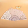 Weißer Spitzenfächer mit weichen Federn und Perlenakzenten für Hochzeit oder Tanz - 004 Blumen-Feder-Stil