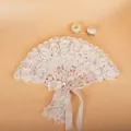 Eleganter weißer doppellagiger Spitzenfächer mit Rosen Perlen und Kristall für Hochzeiten - Spitze Blumen Schleife Stil