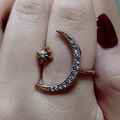 Verstellbarer Ring in Roségold mit Stern und Mond Motiv, besetzt mit Zirkonia - Einstellbar Offen / Roségold