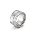 Anillo de banda ancha plateada con circonitas rectangulares sobre fondo blanco - US 7 / Plata (KR44434-K)