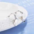 Eleganti orecchini pendenti argentati con dischi tondi multipli su un vassoio di ceramica - Argento