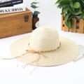 Sombrero de paja beige con ala ancha y cuentas decorativas para playa y sol - Ajustable / Beige