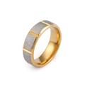 Anillo de acero inoxidable bicolor con textura plateada cepillada y bordes dorados - US 10 / Estilo de Hombre (KR47317-K)