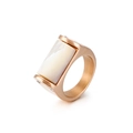 Anillo de nácar en oro rosa con acabado cepillado y detalles de circón en banda - US 7 / Oro Rosa (KR48574-K)
