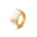 Anillo de acero inoxidable dorado con incrustación de nácar blanco y cristales laterales - US 7 / Dorado (KR48419-K)