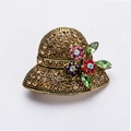 Spilla vintage a forma di cappello con strass colorati e dettagli floreali - Cappello di paglia oro antico