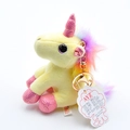 Detail eines 12 cm gelben Einhorn Plüsch-Schlüsselanhängers mit Regenbogenmähne - Gelb