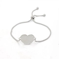 Detalle de pulsera de corazón plateada ajustable con dije pulido y cadena de caja - Color Acero