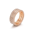 Elegante anillo en oro rosa con tres filas de brillantes circonitas transparentes - US 7 / Oro rosa