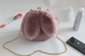Rosa Plüsch-Handtasche in Kugelform mit Hasenohren und eleganter goldener Kette - Altrosa