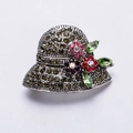 Spilla vintage a forma di cappello in argento con strass grigi e dettagli floreali - Cappello di paglia in argento antico con foglie verdi
