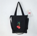 Sac fourre-tout noir en toile avec écusson cerise 3D et bandoulière réglable - Style Cerise / Noir