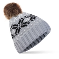 Détail du bonnet en tricot gris avec motif flocon de neige et pompon en fourrure - Gris clair avec pompon marron