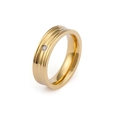 Minimalistischer Goldring mit drei Rillen und einem funkelnden runden Zirkonia-Stein - US 9 / Herrenmodell (KR50702-K)