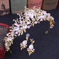 Vintage Brautkrone in Gold mit rosa Kristallen und Ohrringen auf antiken Büchern - Handgefertigte Goldene Basis Rosa Strass + Ohrstecker