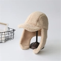 Winter-Uschanka-Mütze in Cremeweiß aus Lammwolle mit Ohrenklappen auf Holzständer - Einheitsgröße / Beige