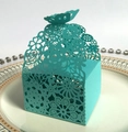 Tiffanyblaue lasergeschnittene Pralinenschachtel mit Blumenmuster und Schmetterlingsverschluss - Tiffany Blau